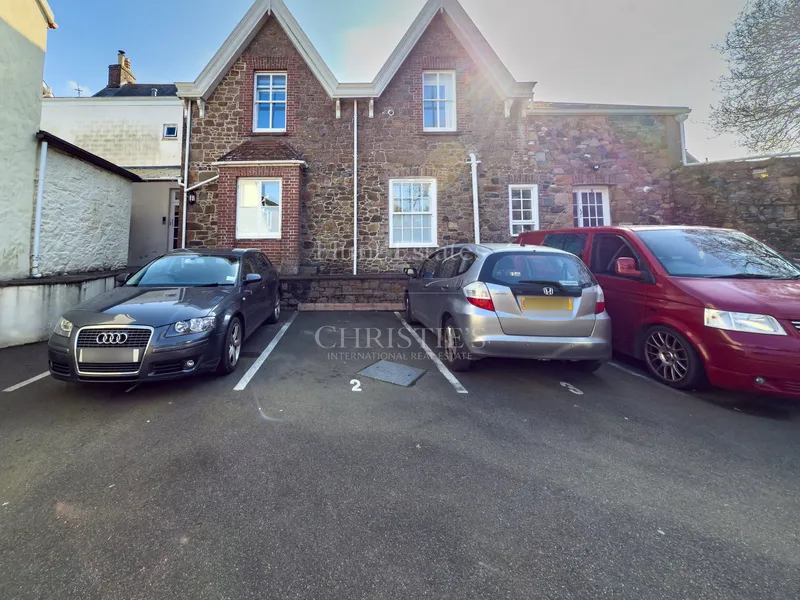Spacious One Bedroom Apartment On Town Outskirts With Parking — main photograph