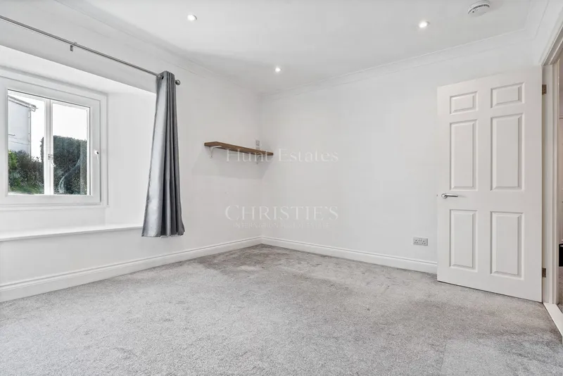 Spacious One Bedroom Apartment On Town Outskirts With Parking — photograph 5