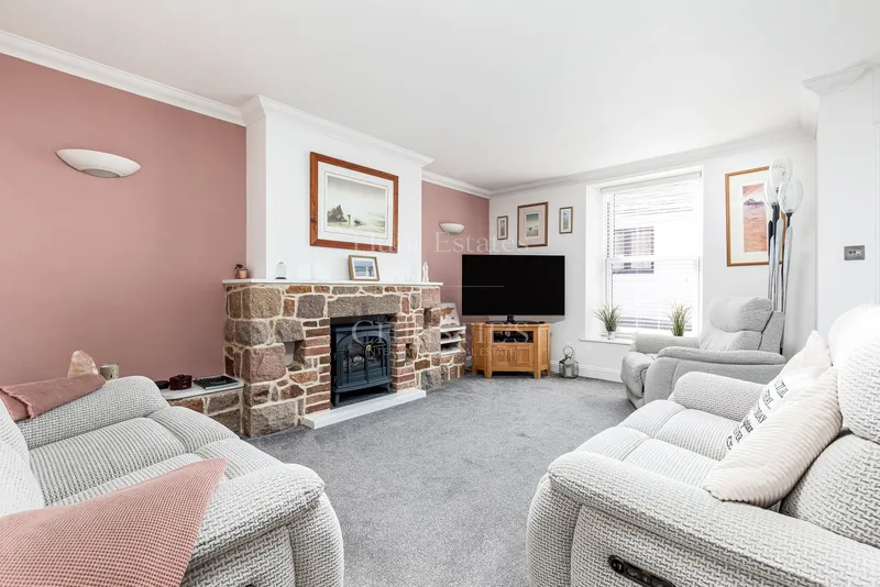 Immaculately Presented Four Bedroom Home (1,500 sq. ft.) In A Quiet And Convenient Location — photograph 6