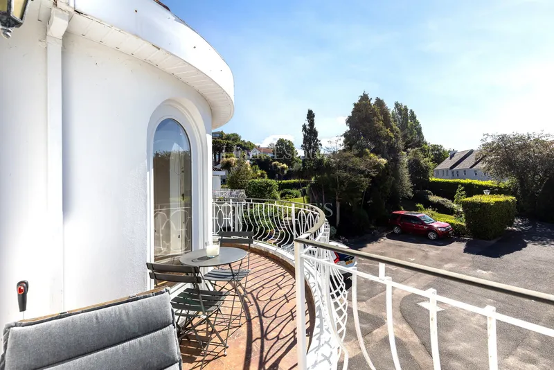 Three Bedroom Home With Parking — photograph 2