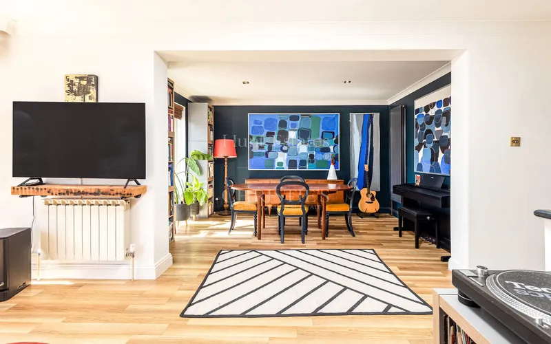Three Bedroom Home With Parking — photograph 10
