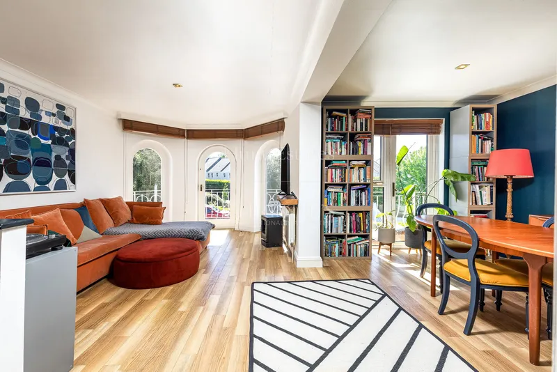 Three Bedroom Home With Parking — photograph 8