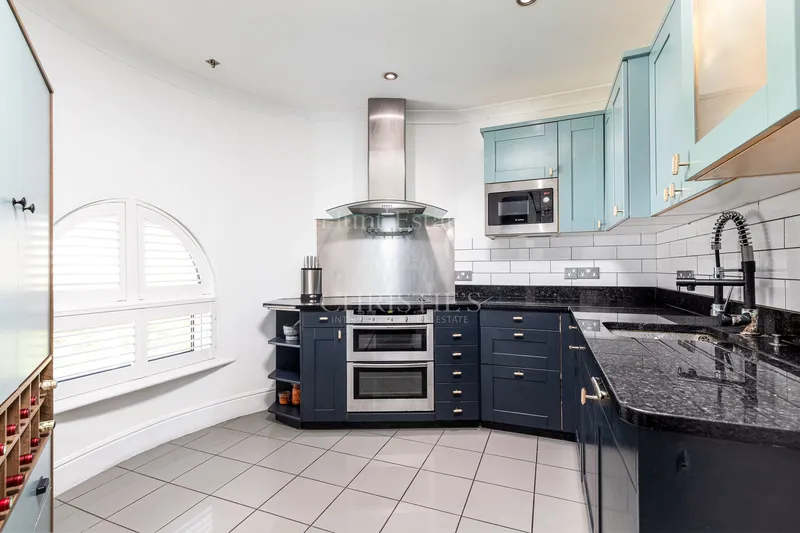 Three Bedroom Home With Parking — photograph 4