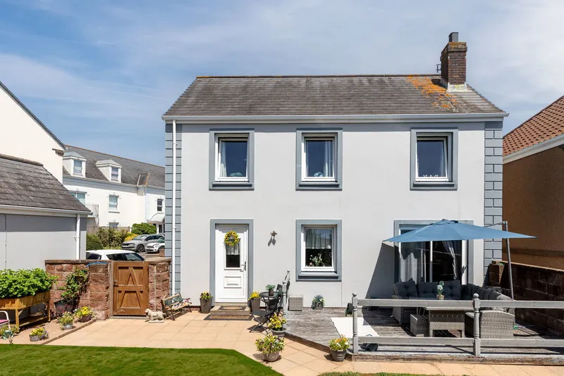 Detached Family Home with South West Facing Garden — main photograph