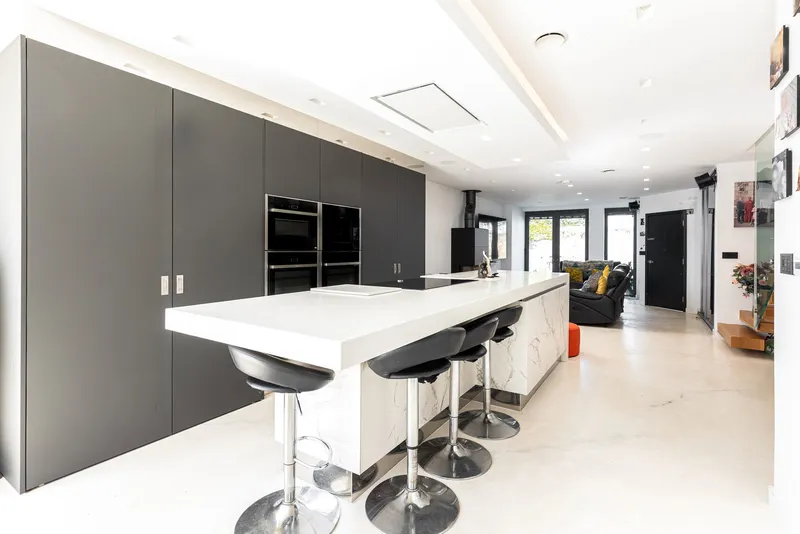 Contemporary Smart Home Moments from Green Island Beach — photograph 3