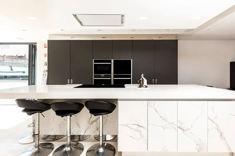 Contemporary Smart Home Moments from Green Island Beach — photograph 5