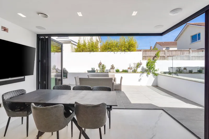 Contemporary Smart Home Moments from Green Island Beach — photograph 9