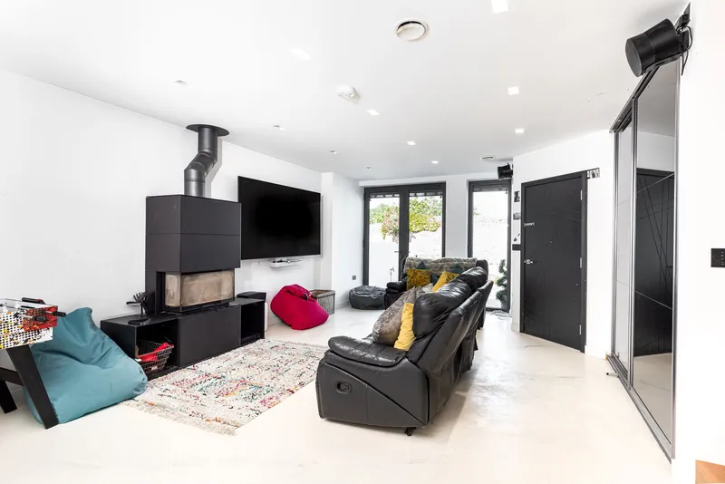 Contemporary Smart Home Moments from Green Island Beach — photograph 7