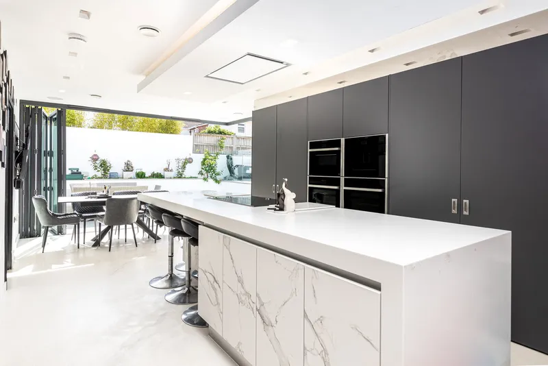 Contemporary Smart Home Moments from Green Island Beach — photograph 2