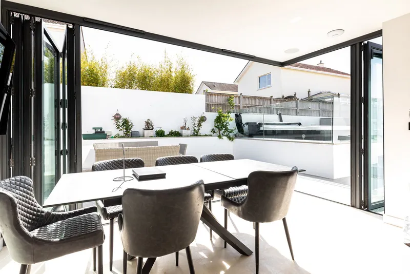 Contemporary Smart Home Moments from Green Island Beach — photograph 4