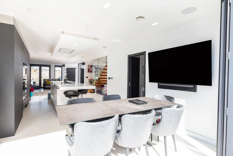 Contemporary Smart Home Moments from Green Island Beach — photograph 6
