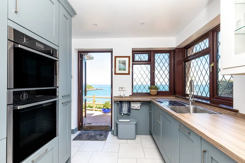 Coastal Detached Home with Exceptional Panoramic Views — photograph 3