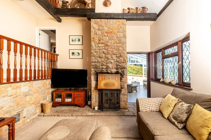 Coastal Detached Home with Exceptional Panoramic Views — photograph 7