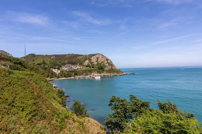 Coastal Detached Home with Exceptional Panoramic Views — photograph 2