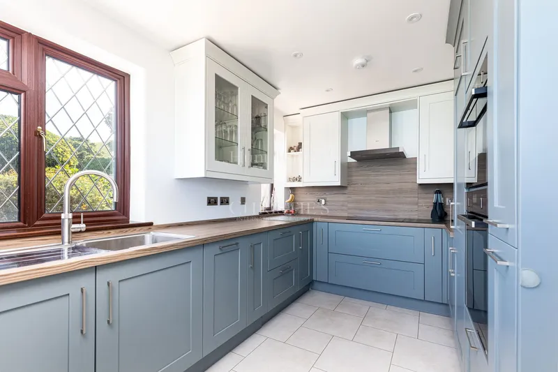 Coastal Detached Home with Exceptional Panoramic Views — photograph 4