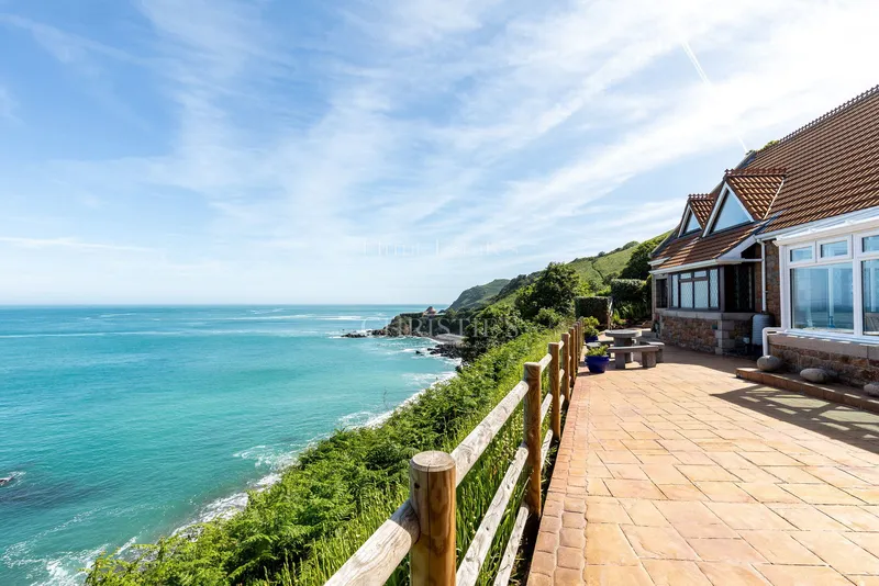 Coastal Detached Home with Exceptional Panoramic Views — main photograph