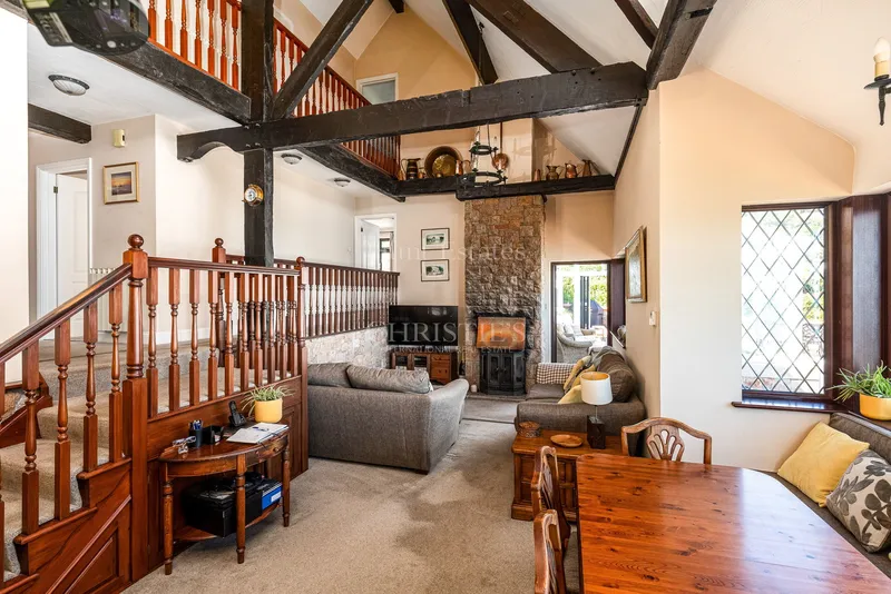 Coastal Detached Home with Exceptional Panoramic Views — photograph 8