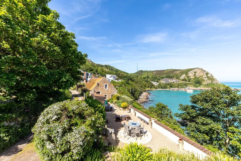 Coastal Detached Home with Exceptional Panoramic Views — main photograph
