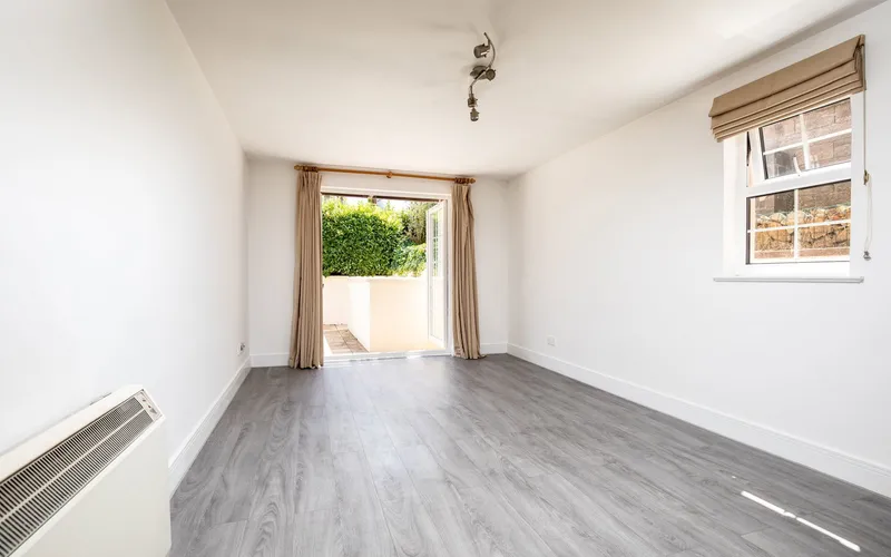 One-Bedroom Apartment with Terrace & Underground Parking — photograph 6