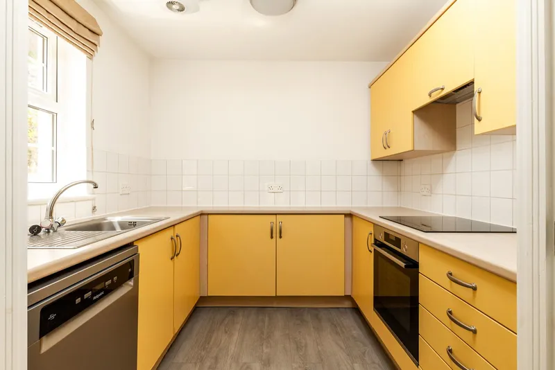 One-Bedroom Apartment with Terrace & Underground Parking — photograph 4