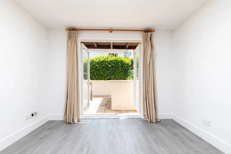 One-Bedroom Apartment with Terrace & Underground Parking — photograph 9