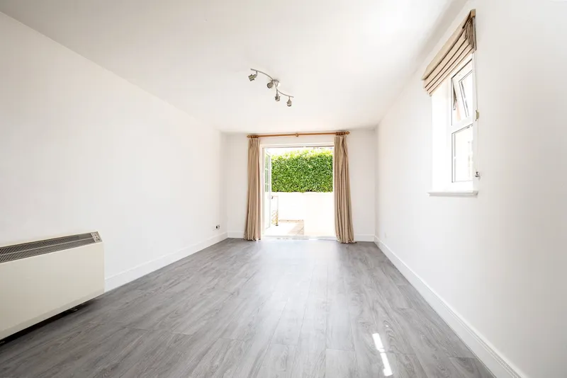One-Bedroom Apartment with Terrace & Underground Parking — photograph 8