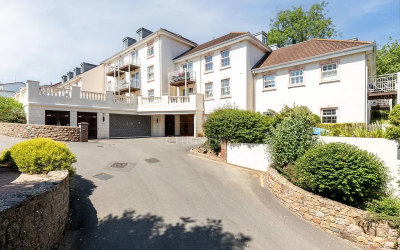 One-Bedroom Apartment with Terrace & Underground Parking — main photograph