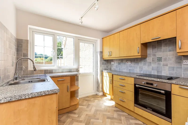 Four Bedroom Family Home in a Quiet St Lawrence Cul-de-Sac — photograph 8