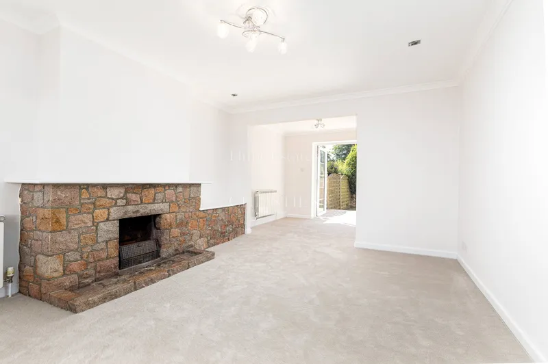 Four Bedroom Family Home in a Quiet St Lawrence Cul-de-Sac — photograph 2