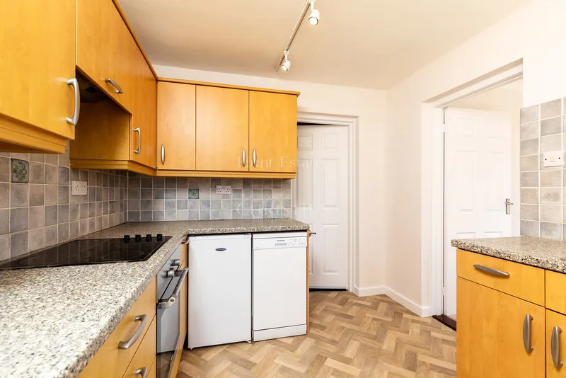 Four Bedroom Family Home in a Quiet St Lawrence Cul-de-Sac — photograph 9