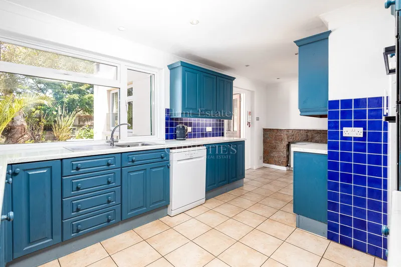 Rare Opportunity To Purchase A Family Home In Clos De Noirmont — photograph 2