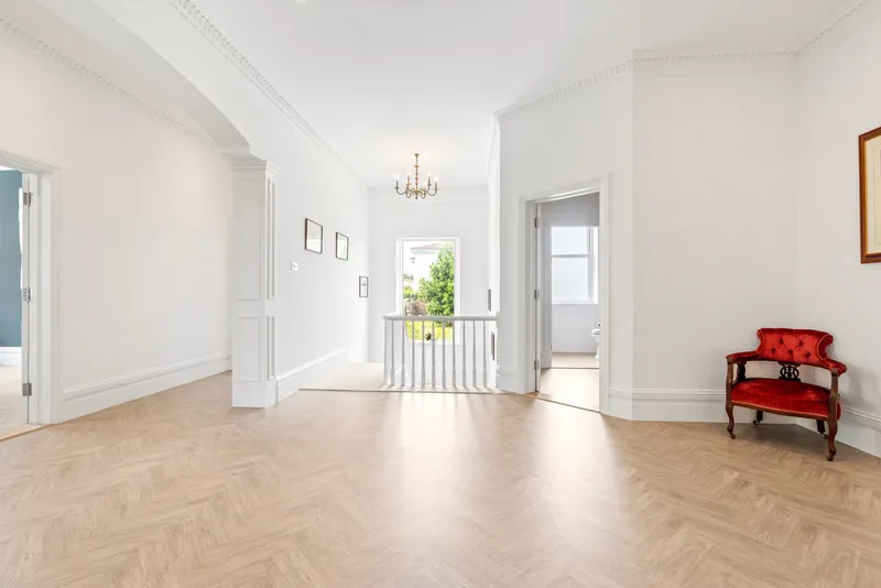Beautifully Presented 4 Bedroom Apt with Garden & Double Garage — photograph 6
