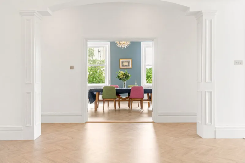 Beautifully Presented 4 Bedroom Apt with Garden & Double Garage — photograph 3