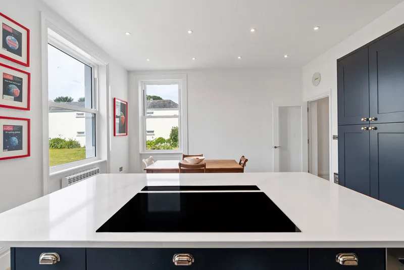 Beautifully Presented 4 Bedroom Apt with Garden & Double Garage — photograph 8