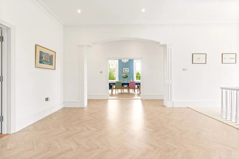 Beautifully Presented 4 Bedroom Apt with Garden & Double Garage — photograph 4