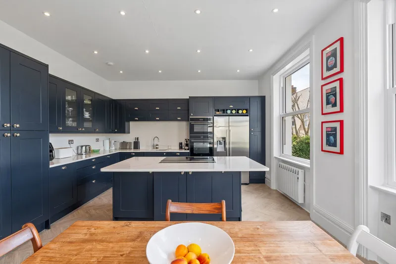 Beautifully Presented 4 Bedroom Apt with Garden & Double Garage — photograph 9