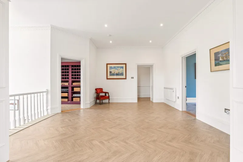 Beautifully Presented 4 Bedroom Apt with Garden & Double Garage — photograph 5