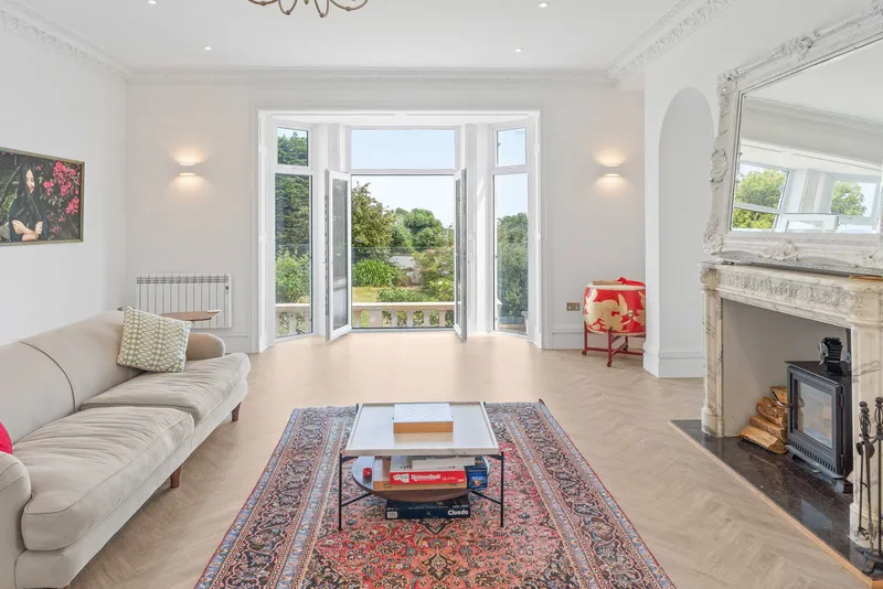 Beautifully Presented 4 Bedroom Apt with Garden & Double Garage — photograph 2