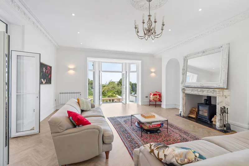 Beautifully Presented 4 Bedroom Apt with Garden & Double Garage — main photograph