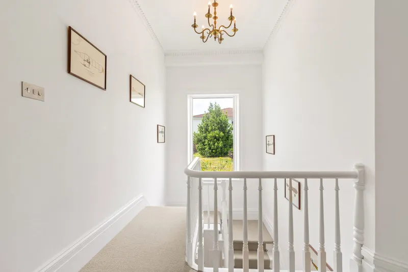 Beautifully Presented 4 Bedroom Apt with Garden & Double Garage — photograph 7