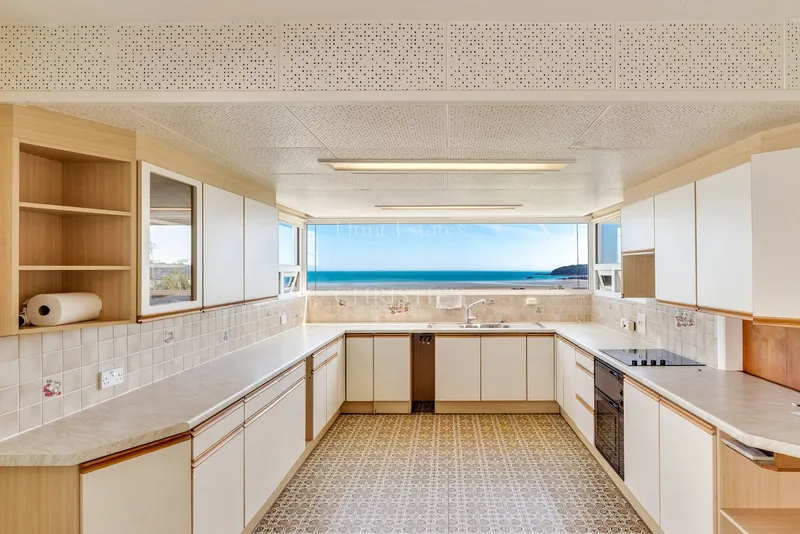 Elevated Coastal Residence with Panoramic Views and Exceptional Potential — photograph 9