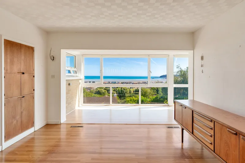 Elevated Coastal Residence with Panoramic Views and Exceptional Potential — photograph 6