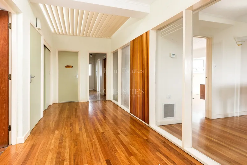 Elevated Coastal Residence with Panoramic Views and Exceptional Potential — photograph 5