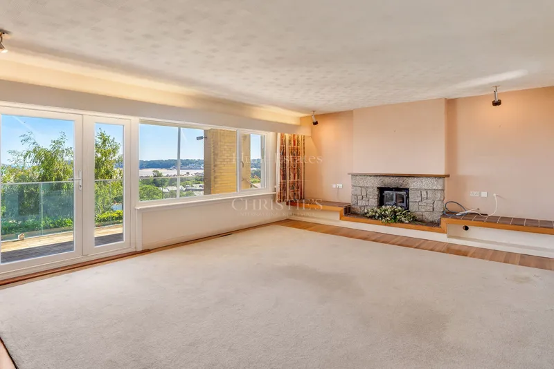 Elevated Coastal Residence with Panoramic Views and Exceptional Potential — photograph 10