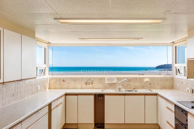 Elevated Coastal Residence with Panoramic Views and Exceptional Potential — photograph 8