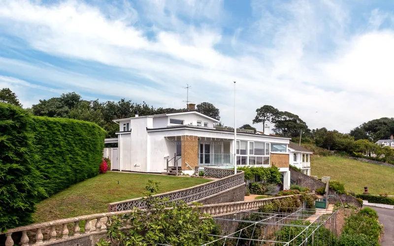 Elevated Coastal Residence with Panoramic Views and Exceptional Potential — photograph 2
