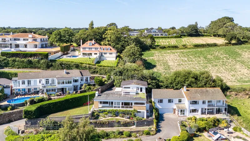 Elevated Coastal Residence with Panoramic Views and Exceptional Potential — main photograph