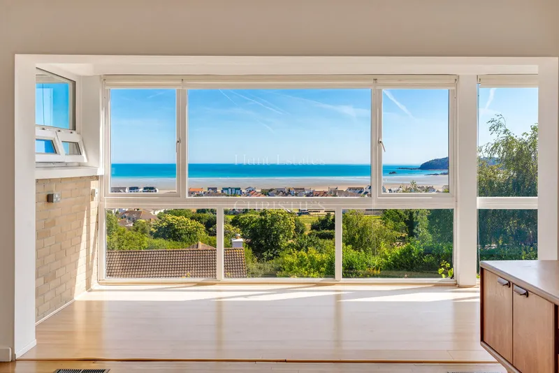 Elevated Coastal Residence with Panoramic Views and Exceptional Potential — photograph 7