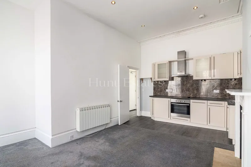 Light and airy two bedroom apartment in a quiet location — photograph 6