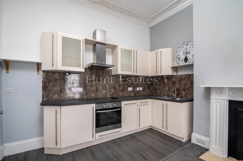 Light and airy two bedroom apartment in a quiet location — photograph 3